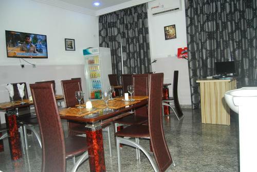 Fast Track Hotel