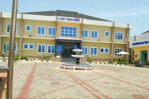 Fast Track Hotel