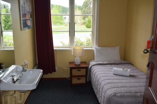 Garston Hotel & Cafe