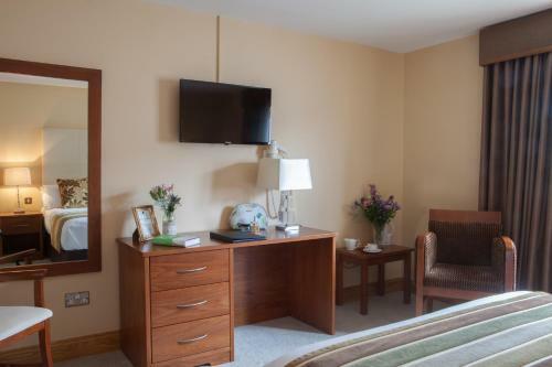 Four Seasons Hotel & Leisure Club