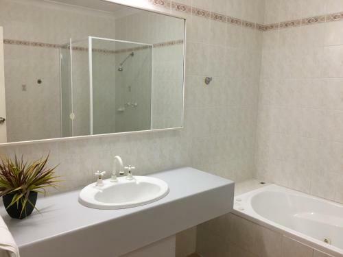 Lakeview Motor Inn