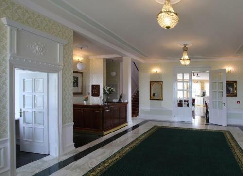 Hotel Folwark ?emino