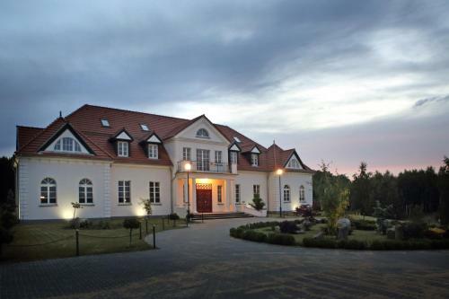 Hotel Folwark ?emino
