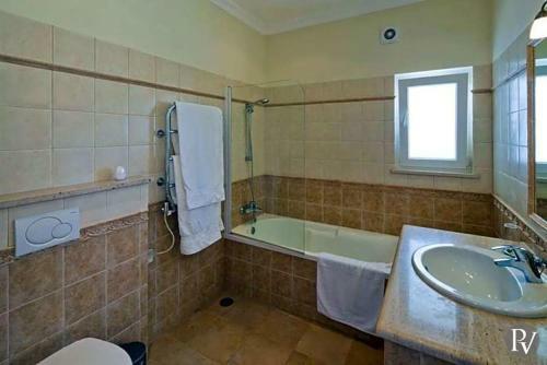 Praia Da Luz Villa Sleeps 8 Pool Air Con Wifi