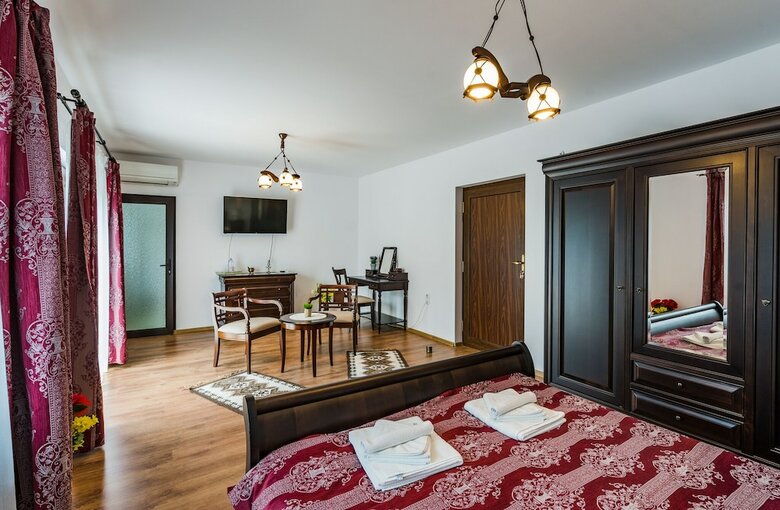 Hostal Flora Luxury House