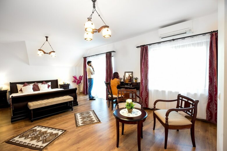 Hostal Flora Luxury House