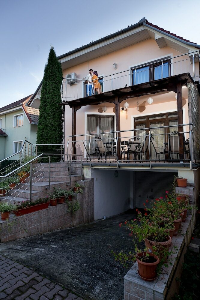 Hostal Flora Luxury House