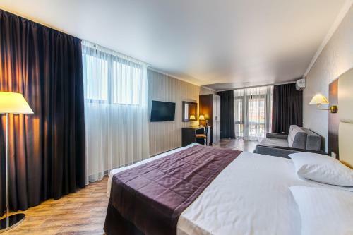 Azaria Hotel