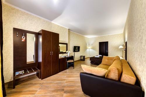 Azaria Hotel