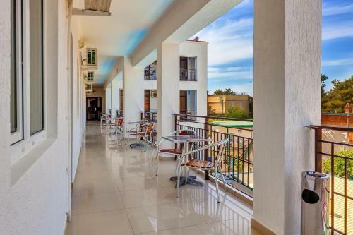Azaria Hotel