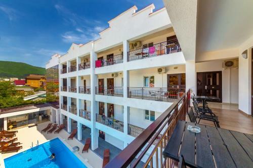 Azaria Hotel