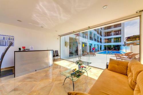 Azaria Hotel
