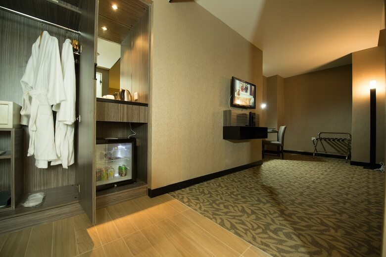 Grand Alora Hotel