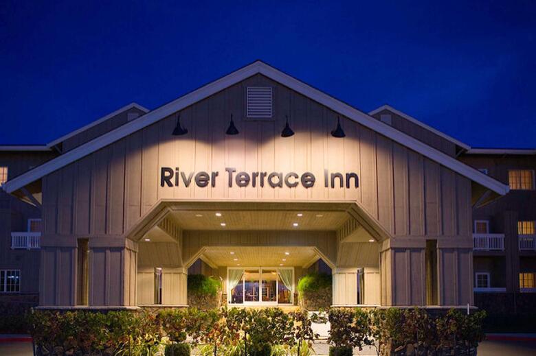 Hotel River Terrace Inn (.)