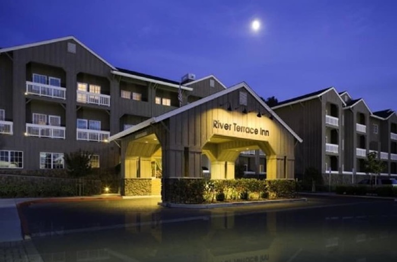 Hotel River Terrace Inn (.)