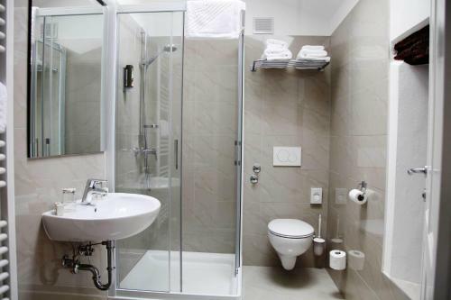 Hostal Garni Hotel Dvor