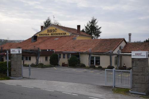 Hostal Restaurant Bric Dekani