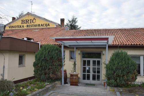 Hostal Restaurant Bric Dekani