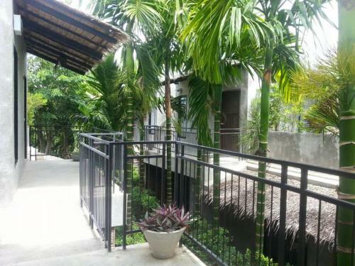 Hostal The Curve Residence