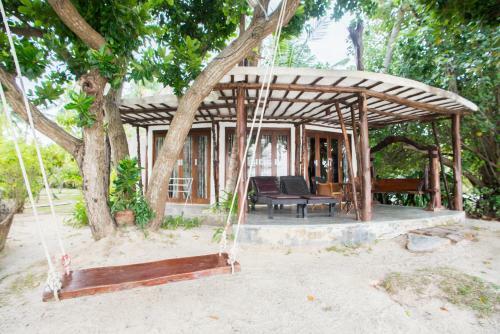Hotel B52 Beach Resort