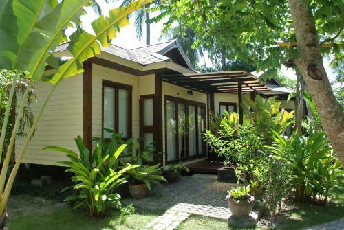 Hotel B52 Beach Resort
