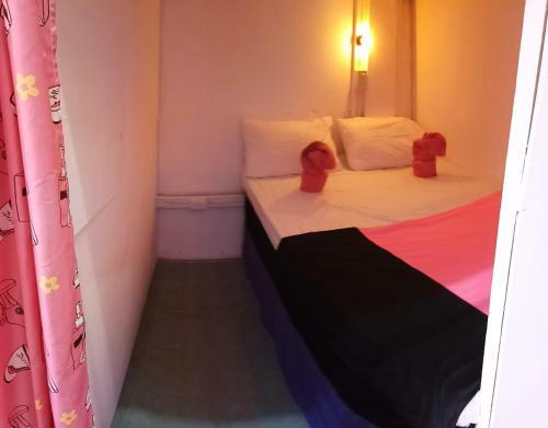 Wild & Wandering Backpacker Hostel & Bar