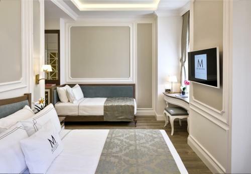 Mirrors Hotel