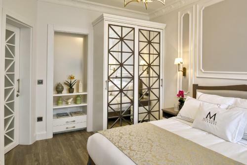 Mirrors Hotel