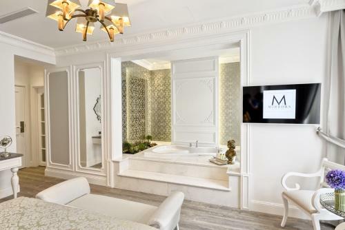 Mirrors Hotel
