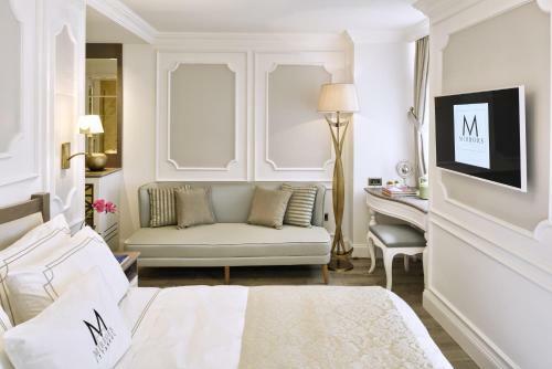 Mirrors Hotel