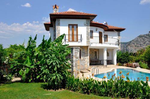 Villa Iris - 5 Bedroom Villa