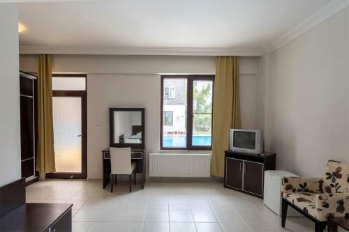 Troas Beach Hotel