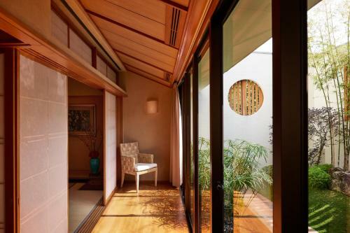 Hotel Villa 32 (guests Must Be 16+)