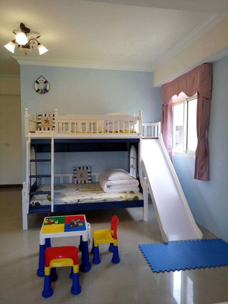Bed & Breakfast Love Fun House