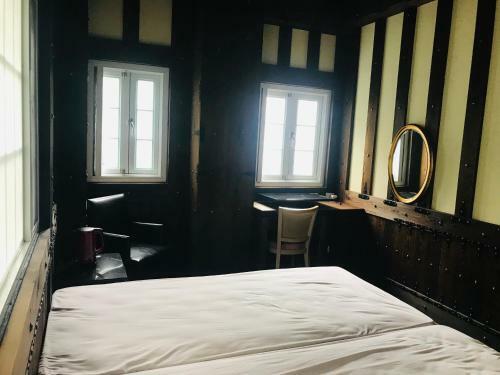 Black Forest Manor