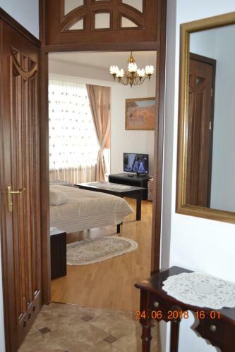 Sunny Apartment In The City Center