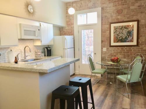 Apartamento Bisbee Brownstone Suites