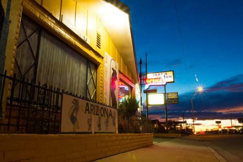 Motel Brad's Desert Inn