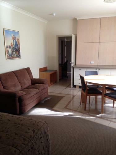 Francis Phillip Motor Inn And The Lodge