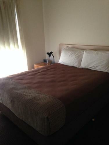 Francis Phillip Motor Inn And The Lodge