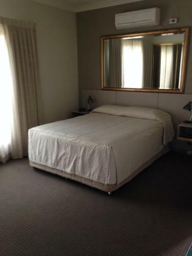 Francis Phillip Motor Inn And The Lodge