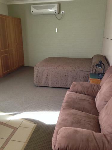 Francis Phillip Motor Inn And The Lodge