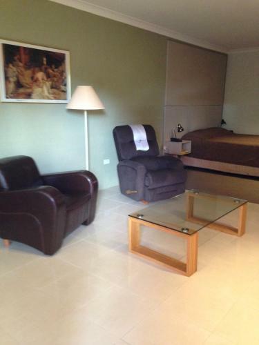 Francis Phillip Motor Inn And The Lodge