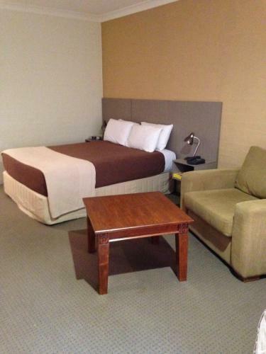 Francis Phillip Motor Inn And The Lodge