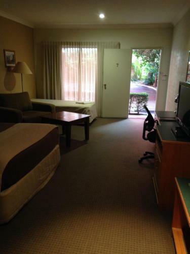 Francis Phillip Motor Inn And The Lodge