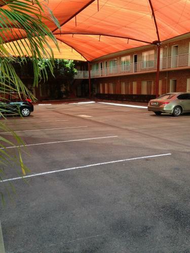 Francis Phillip Motor Inn And The Lodge