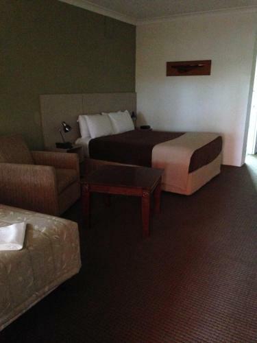 Francis Phillip Motor Inn And The Lodge