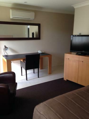 Francis Phillip Motor Inn And The Lodge