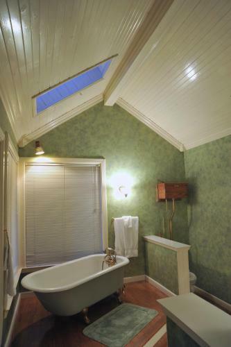 Mccloud Hotel