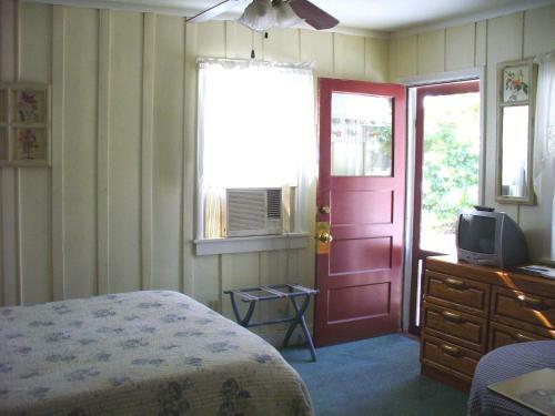 Piety Hill Cottages Motel And Bed And Breakfast